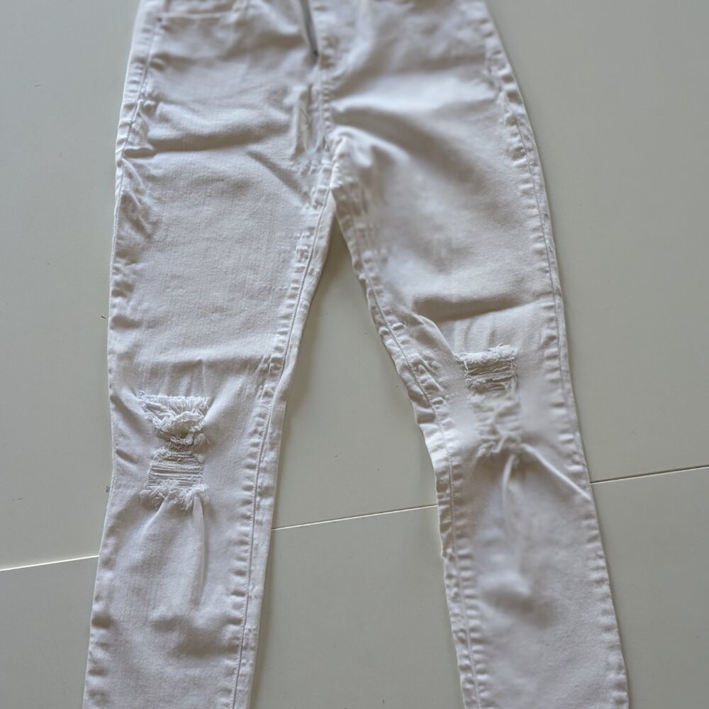 **CLOSING CLOSET SALE. MAKE AN OFFER**. SNEAK PEEK WHITE JEANS